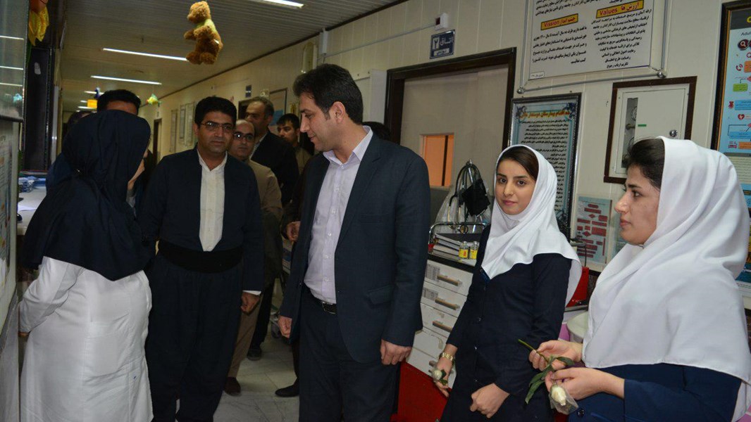 دیدار وتجلیل از پرستاران  توسط لهونی فرماندار شهرستان جوانرود در بیمارستان حضرت رسول (ص) این شهرستان