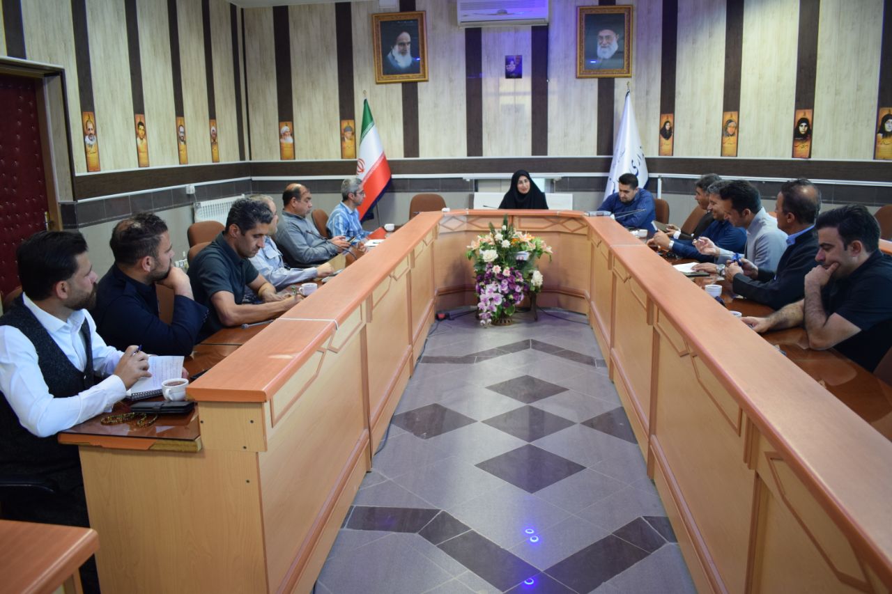 در آستانه سفر ریاست محترم جمهور به استان کرمانشاه ، نشست هم اندیشی اصحاب رسانه و  خبری به ریاست خانم دکتر جشن پرور فرماندار روانسر برگزار گردید